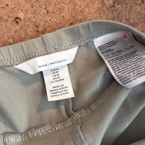 H&M maternity set biker shorts & tee size medium - Picture 5 of 9